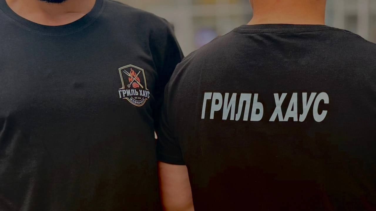 Футболки персонала кафе «Гриль Хаус»: логотип на груди и название на спине