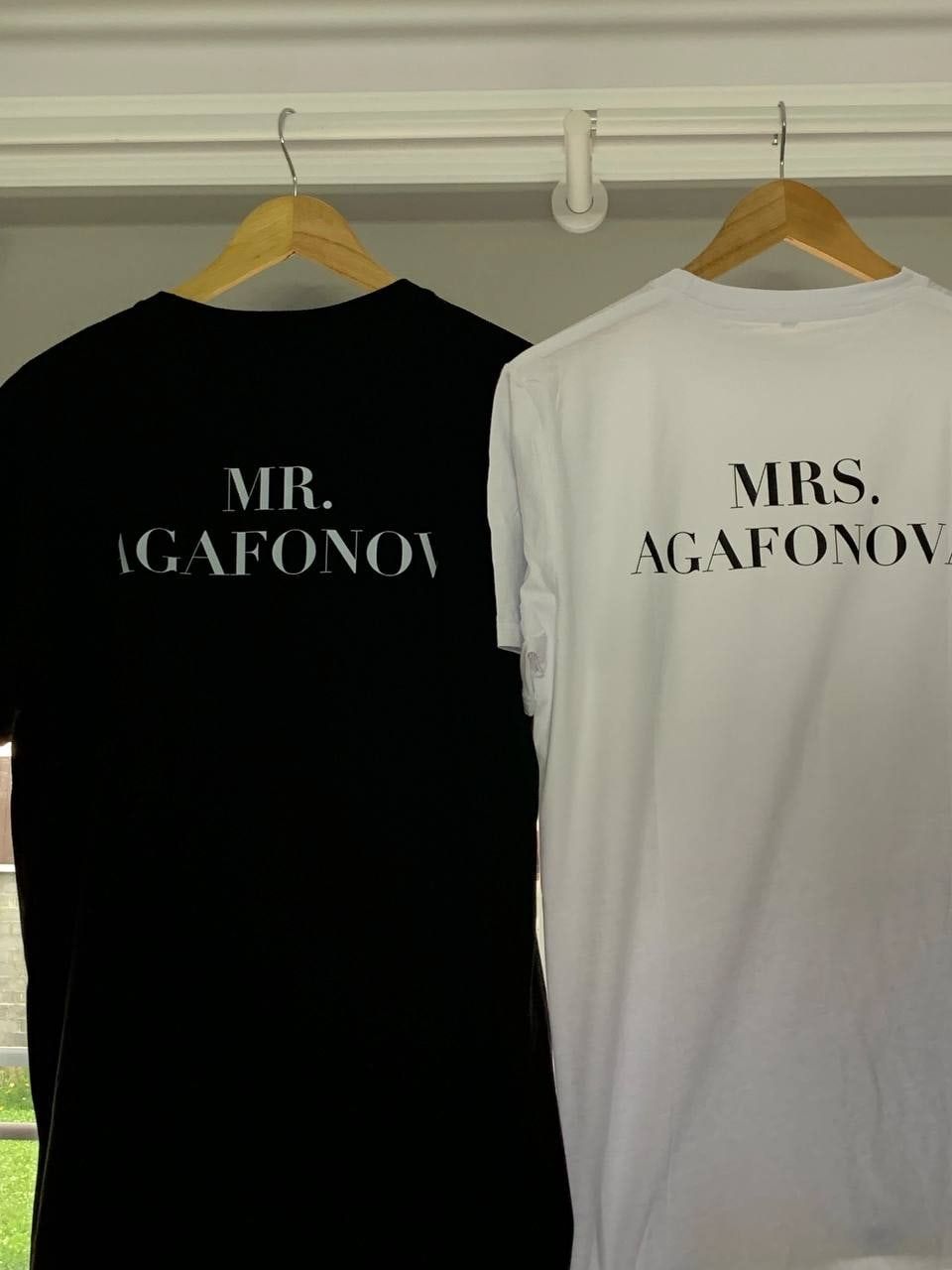 Парные футболки на вешалках: чёрная «MR. AGAFONOV» и белая «MRS. AGAFONOVA»